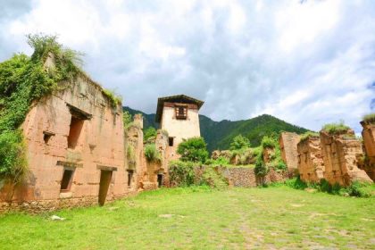 explore Drukyel dzong
