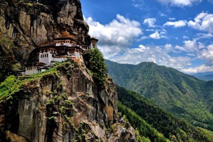 travel to Taktsang gompa in Paro